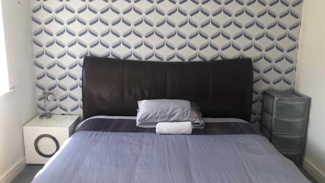Superking Bedroom Close To The A30 Camborne Extérieur photo