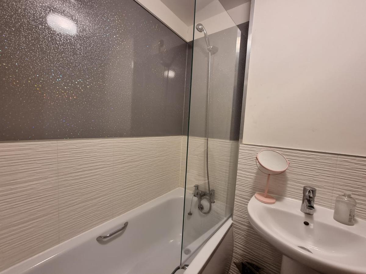 Superking Bedroom Close To The A30 Camborne Extérieur photo