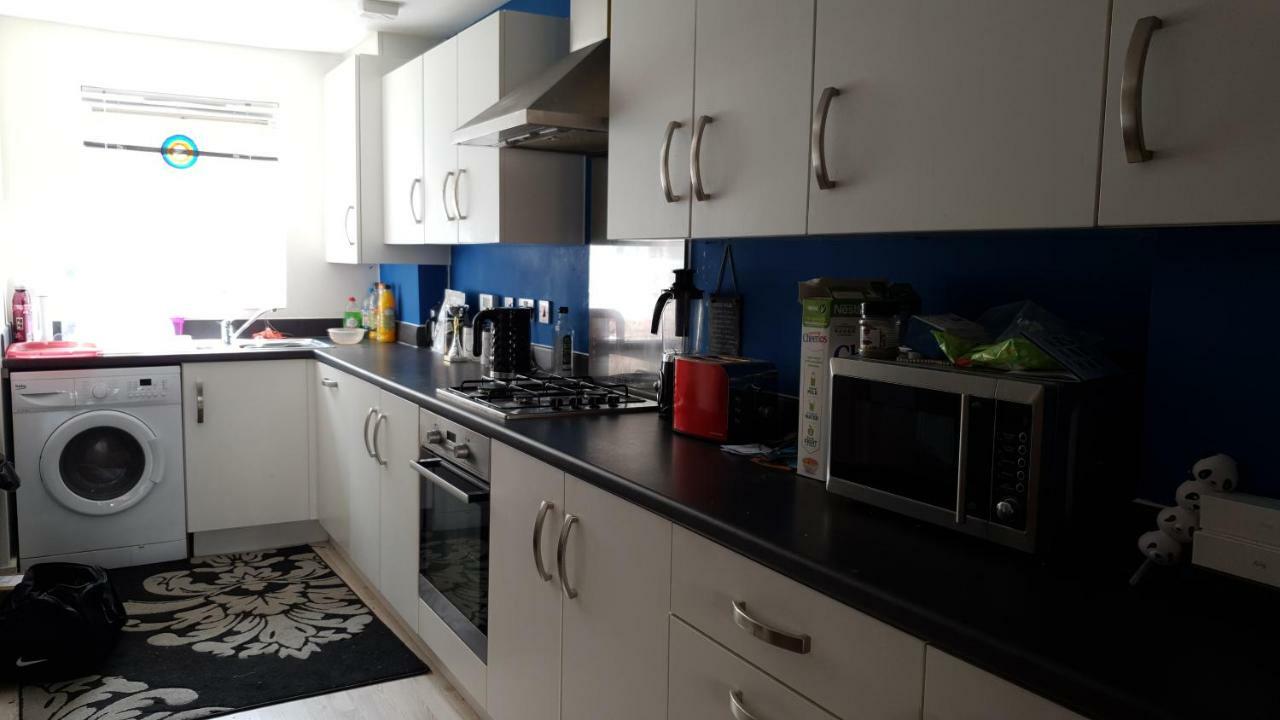 Superking Bedroom Close To The A30 Camborne Extérieur photo